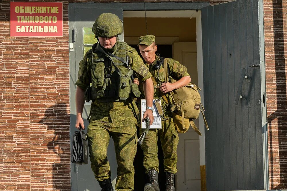 Подъем по тревоге. Военная тревога. Тревога в армии. Солдаты по тревоге.