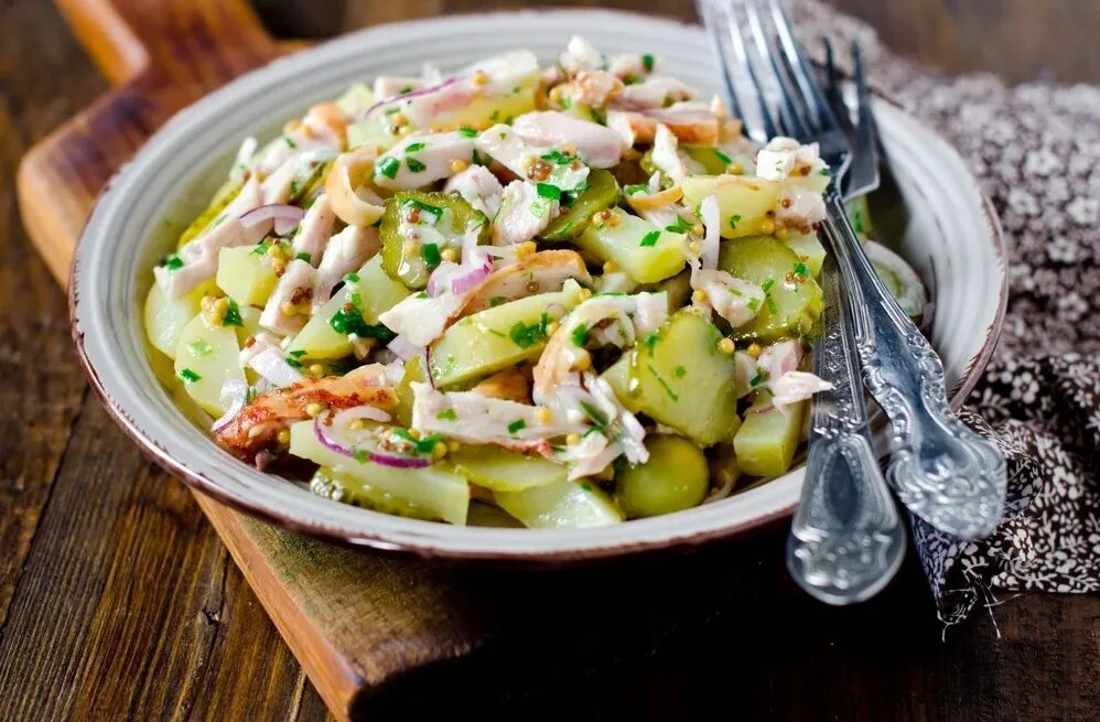 Салат с курицей и картофелем. Рубленный цыпленок с салатом латук. Chicken and potato salad. Салат с курицей и картофелем. Chicken and potato salad.