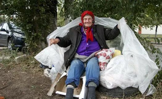 Бомжи старушки на западе. Старушка бездомная живет. Бабушка бомж