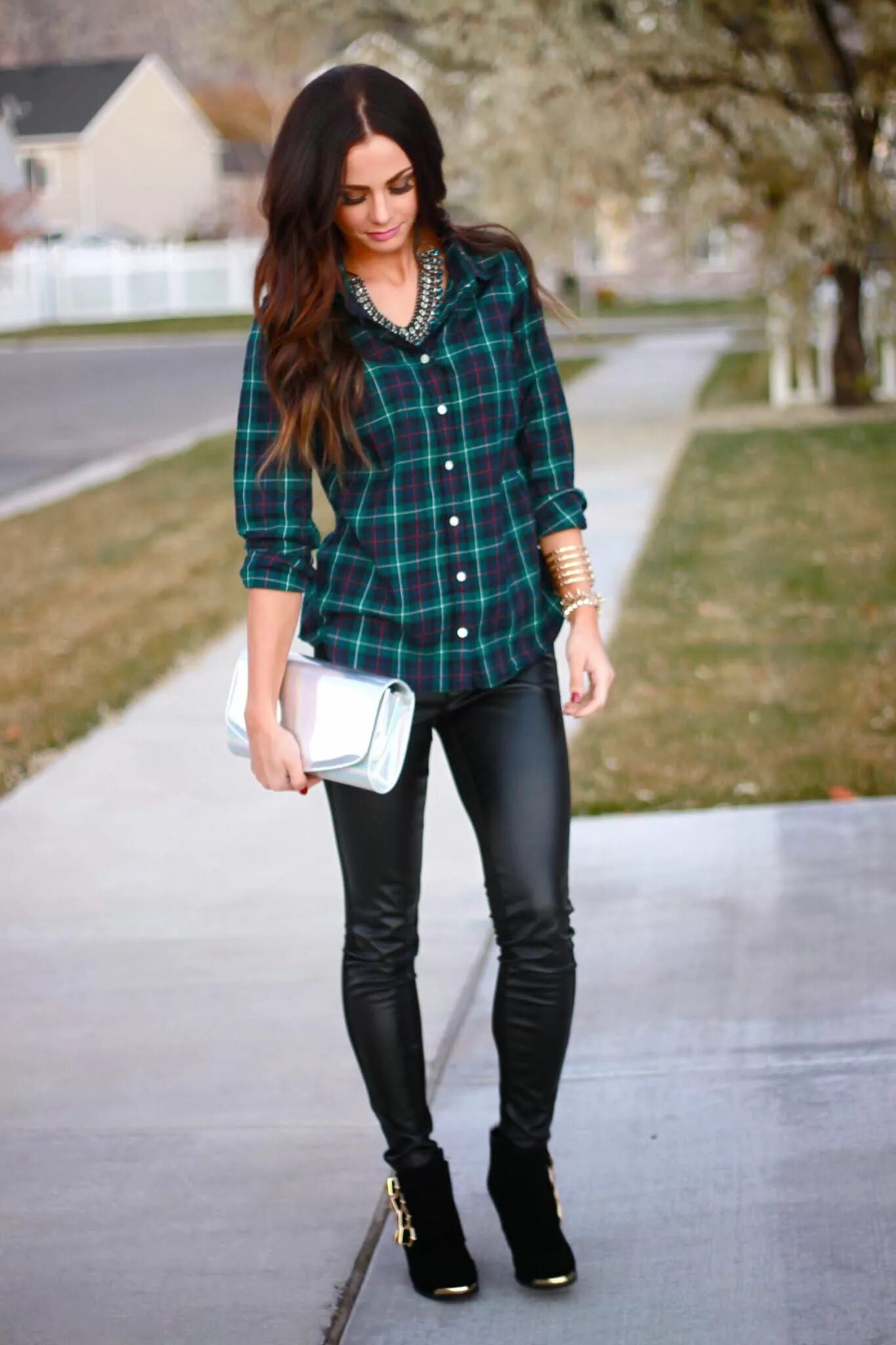 Кожаные лосины с рубашкой. Девушка в леггинсах и рубашке. Рубашка с лосинами. Длинная рубашка с лосинами. Рубашка с лосинами.