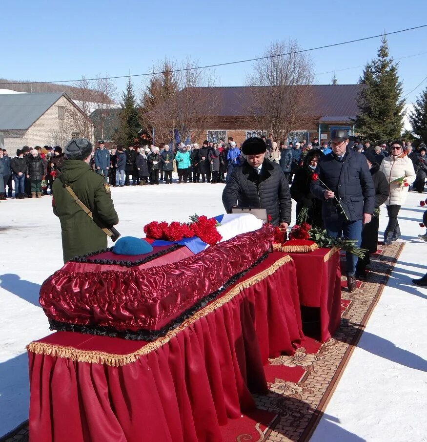 Похороны военнослужащего. Похороны солдат погибших. Митинг погибшим на сво