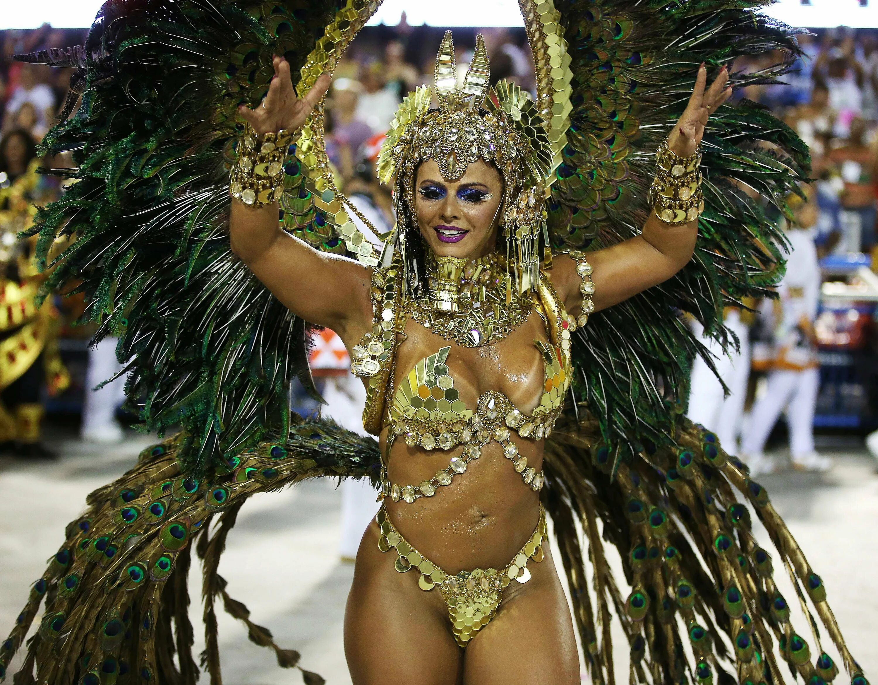 Rio 18. Карнавал в Рио-де-Жанейро. Карнавал в Бразилии. Бразилия карнавал женщины. Карнавал Рио в Бразилии 18.