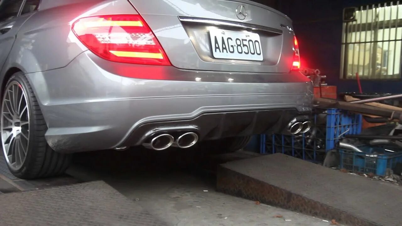 Выхлоп mercedes. Выхлоп Мерседес w204 AMG. C63 w204 выхлоп. Выхлоп 63 AMG w212. С 204 Мерседес двойной выхлоп.