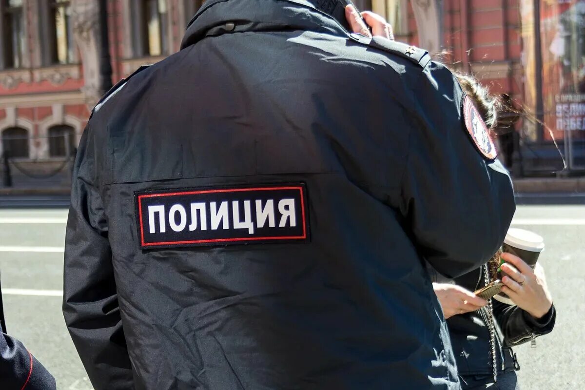 Полицейский задерживает преступника. Допрос в полиции. Административное задержание несовершеннолетних. Физическая сила полиции. Административное задержание граждан.