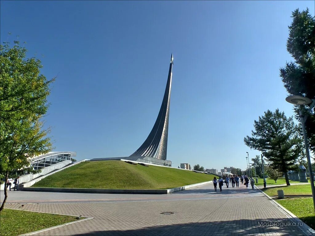 Памятник первому полету в космос. Памятник-Обелиск «покорителям космоса» — Москва. Монумент покорителям космоса в Москве. Памятник покорителям космоса на ВДНХ.