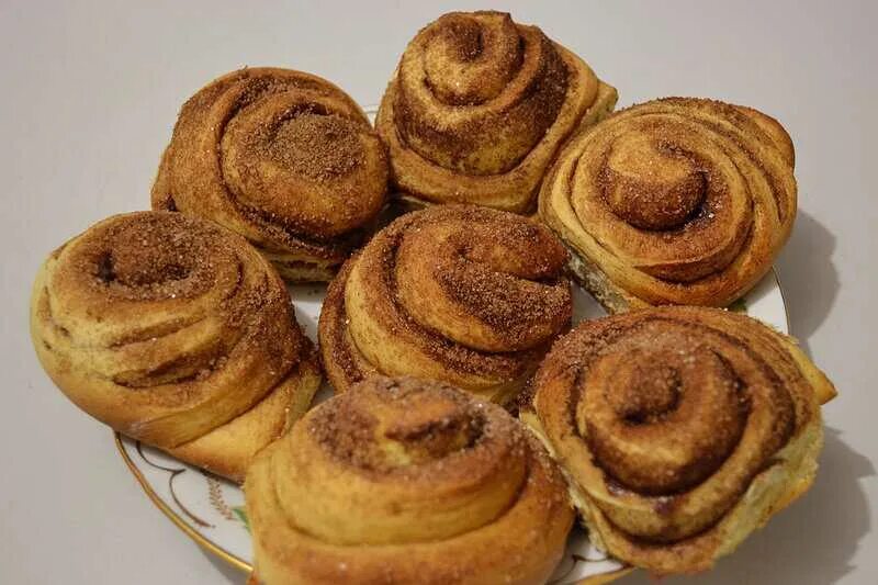 Булочка с корицей рецепт с фото. Крем для булочек синабон. Булочка с корицей рецепт с фото. Булочка с корицей эстетика. Синамон и синнабон.