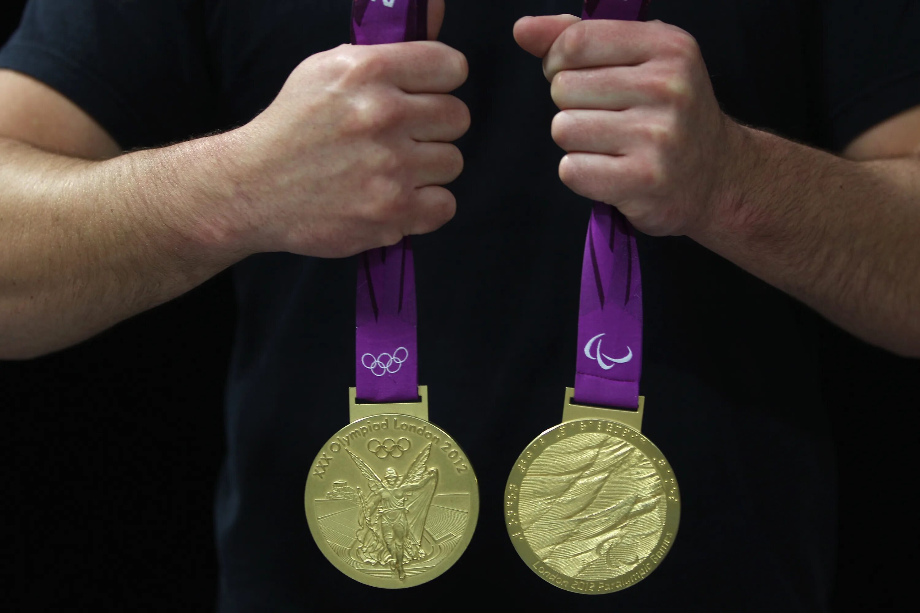 Олимпийские медали 2012 года. Олимпийская медаль 2024 Париж. Золотая Олимпийская медаль 2024. Медаль драгон Райз. Медаль серебро Лондон 2012 дзюдо.