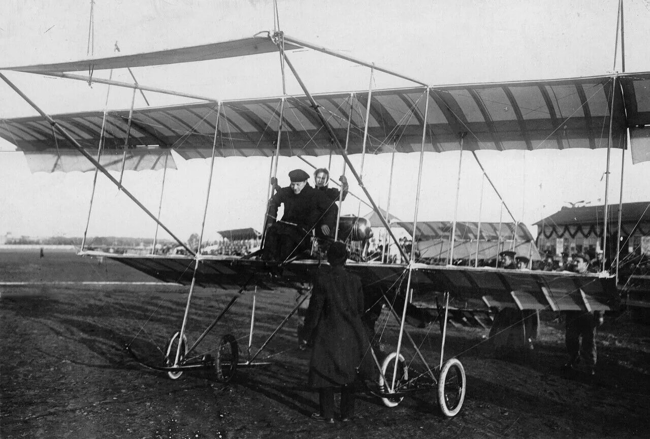 Первый самолет название. Аэроплан Фарман 1910 года. Аэроплан Фарман-4. Авиатор Мациевич 1910. Биплан "Фарман" 1913.