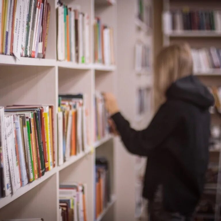 Центральная библиотека абакан. Абонемент в библиотеке. Библиотека доможакова абакан. Доможакова. Г.