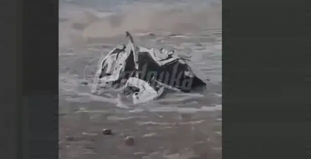 Сочи шторм 27. Машины унесло в море. Автомобиль унесло в море Сочи. Машину унесенную в море нашли.