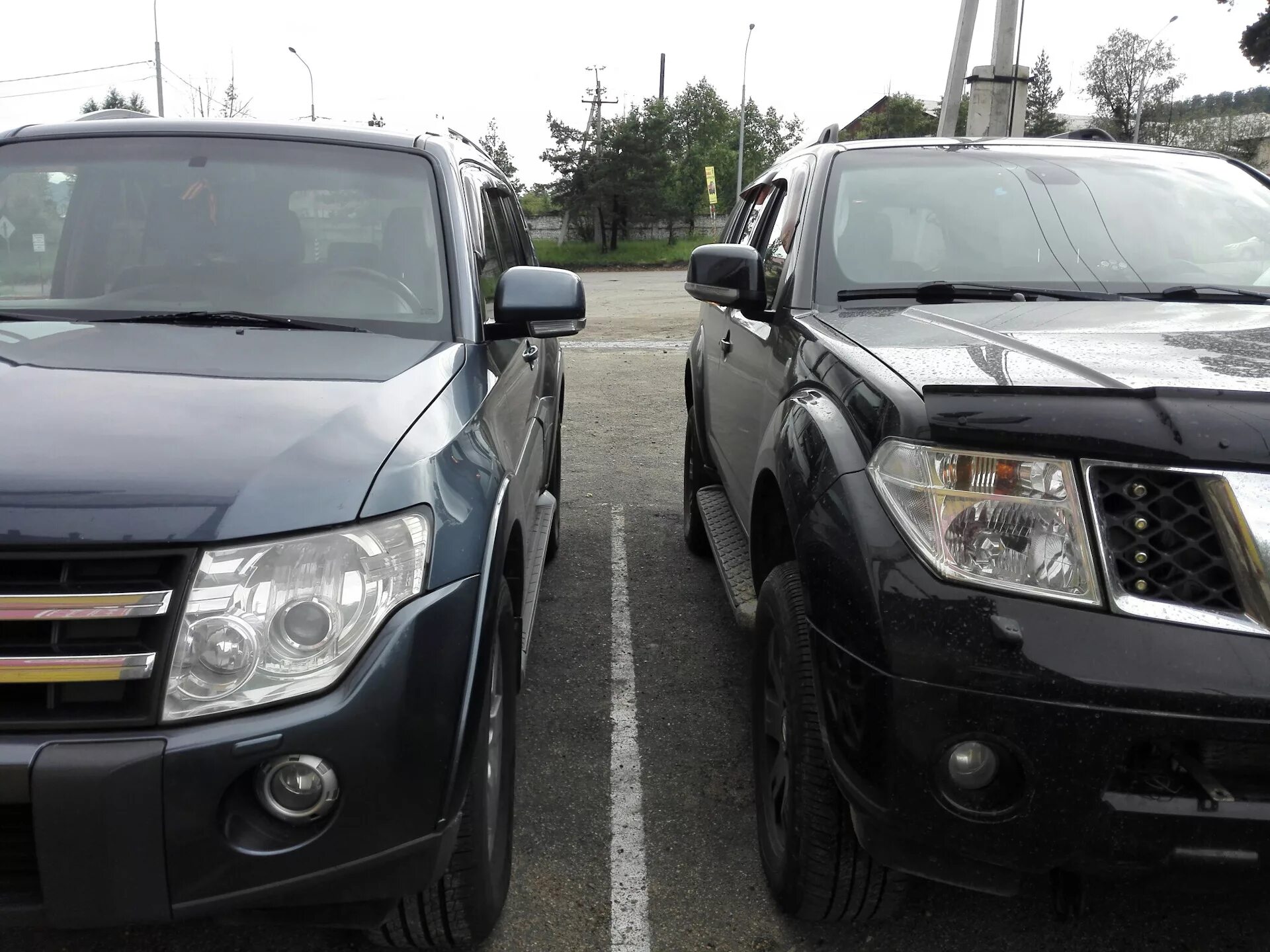 Паджеро спорт и пасфайндер. Ниссан патфайндер или митсубиси паджеро. Nissan pathfinder vs toyota prado. Паджеро 4 или патфайндер. Ниссан патфайндер или паджеро.