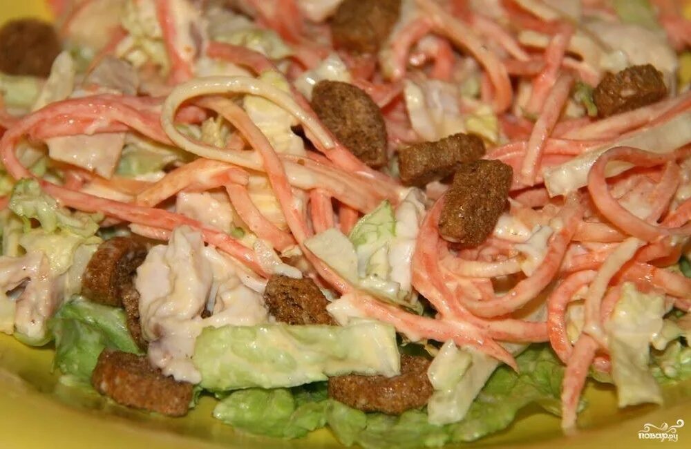 Морковка по корейски с кириешками. Салат колбаса корейская морковка кукуруза сухарики. Салат с кириешками и корейской морковкой. Салат с кириешками и колбасой и фасолью. Салат кукуруза корейская морковь копченая колбаса сухарики.