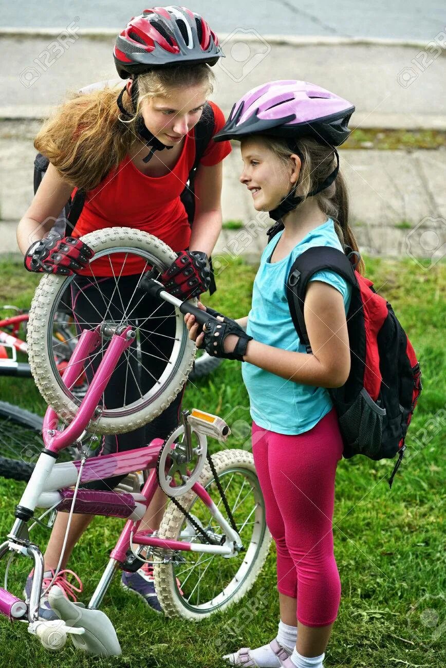 All other kids with the pumped. Велосипедистка с детьми. Чиним детское колесо на велосипед. Велосипед для девочки 15 лет. Мальчик чинит велосипед девочке.