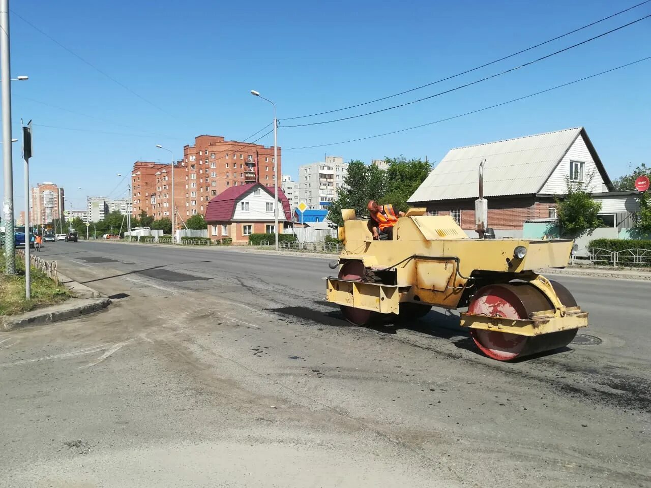 Омск ремонт сайт. Омские улицы. Кладут асфальт. Укладка асфальта. Омск дороги фото.