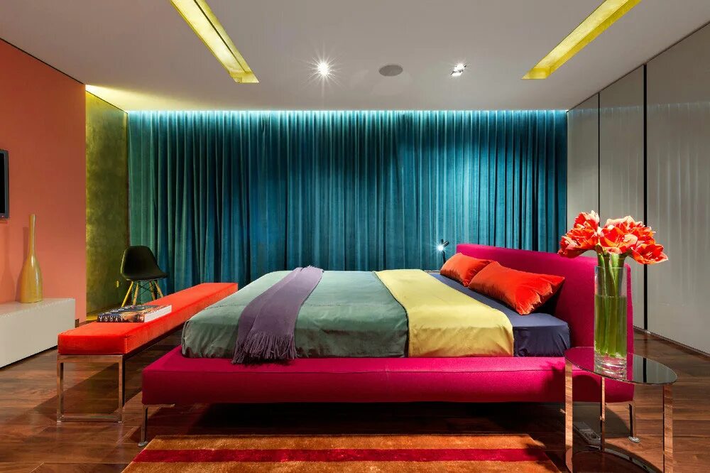 Яркий интерьер спальни. Спальня в ярких тонах. Спальня в ярких цветах. Яркая спальня в современном стиле. Квартира цветной