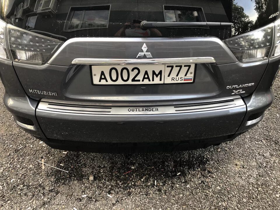 Задний бампер мицубиси аутлендер. Накладка заднего борта Mitsubishi Outlander XL. Борт откидной Mitsubishi Outlander XL. Накладка на откидной борт Митсубиси Аутлендер XL. Накладка на задний борт Outlander XL.