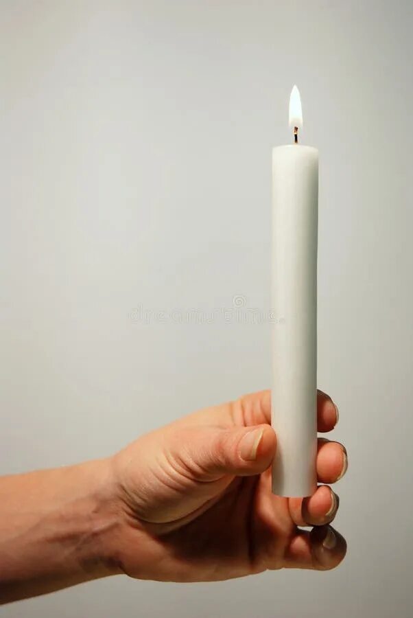 рука мужчины держит свечу. держащая свечу. держать свечку. свечка поминки. фото третий держит свечку в отношениях.