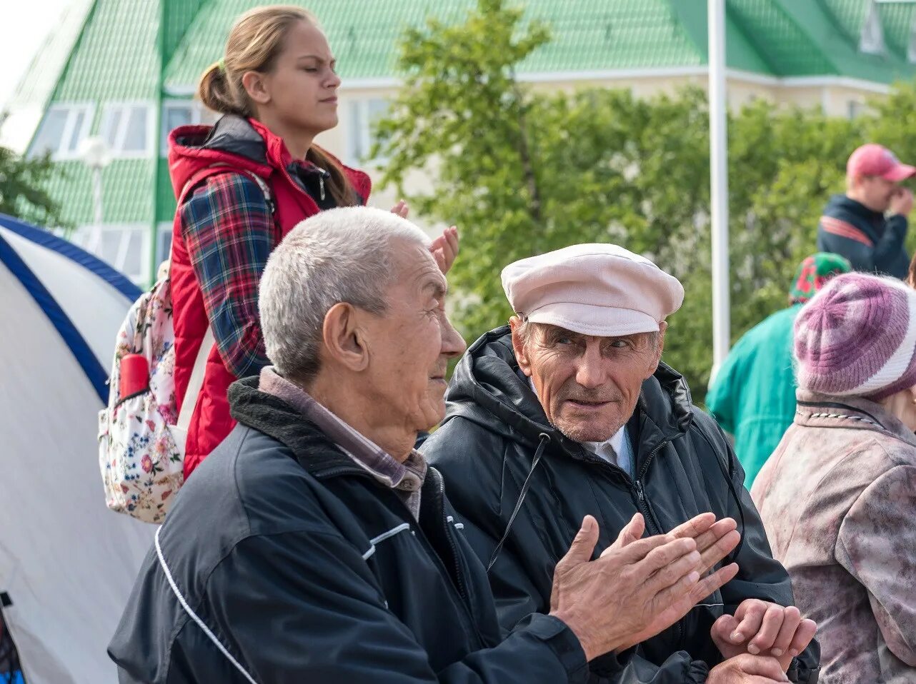 Работающие пенсионеры. Пенсионер 65 лет. Пенсионеры НАО старые фото. Люди старше 65 лет.