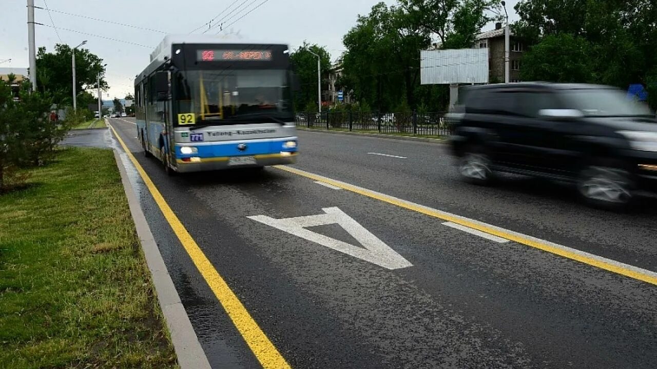 Выделенная автобусная полоса. Выделенная полоса для общественного транспорта. Выделенная полоса для автобусов. Дорожные полоса с автобусом. Движение по полосе для общественного транспорта.