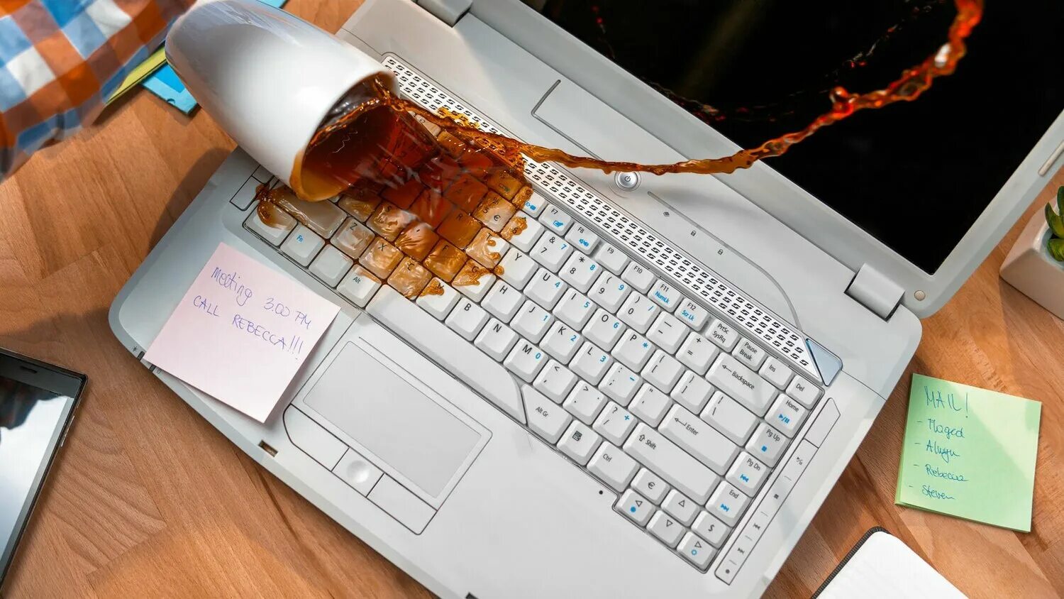 Откат ноутбука. Пролили жидкость на ноутбук. Пролил на клавиатуру. Пролитый кофе на клавиатуру. Пролил чай на клавиатуру.