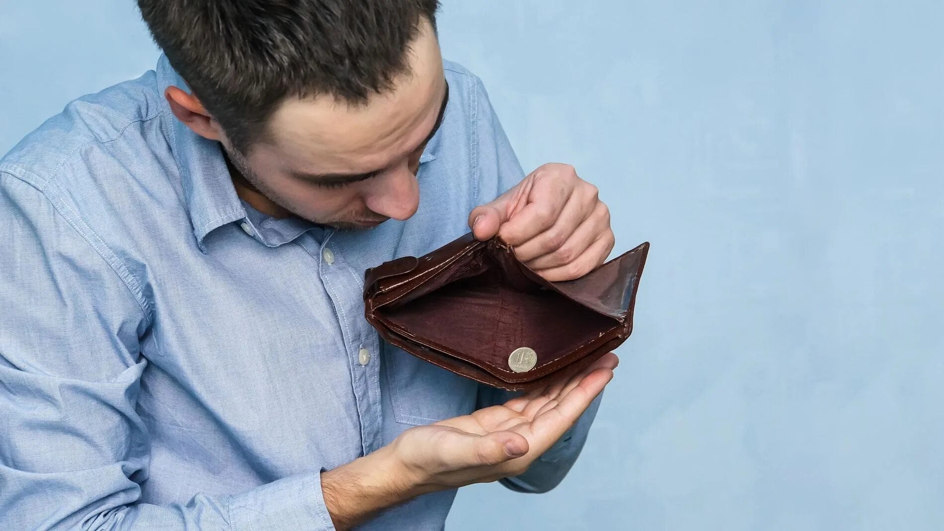 пустые карманы. деньги в кармане. дырявый карман. кошелек для мужчин. деньги в кармане.