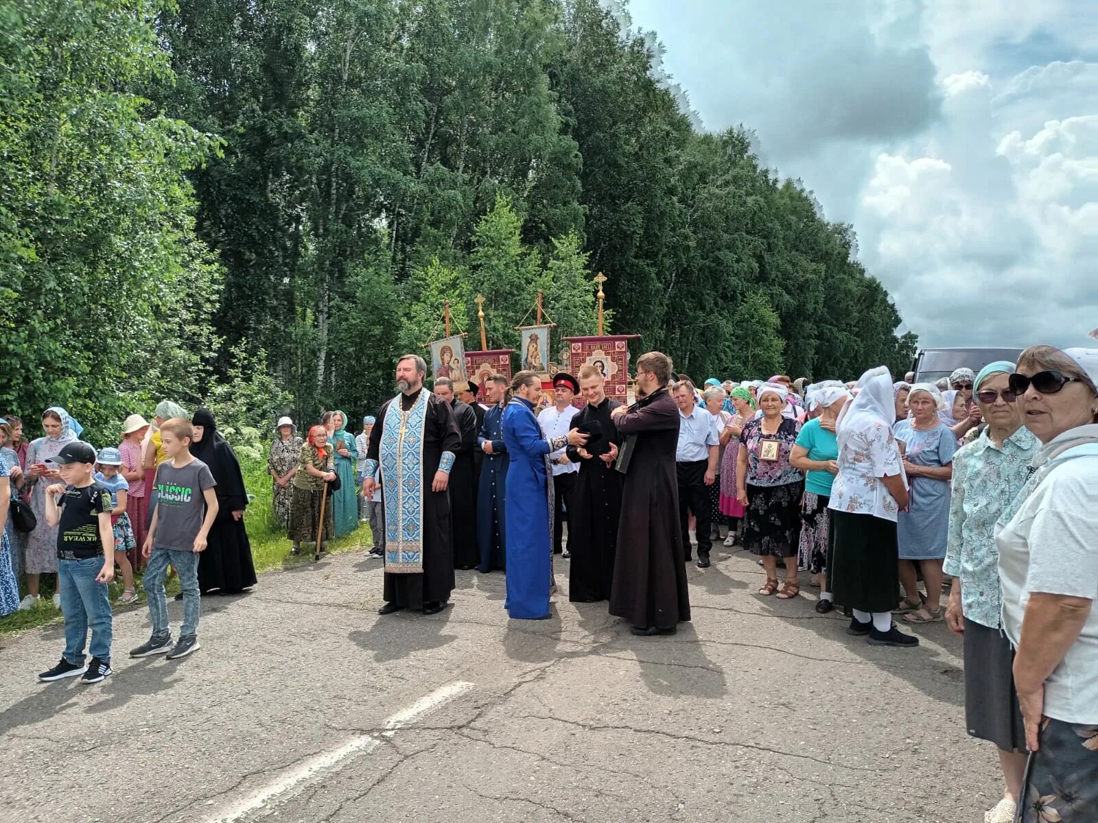 Прихожане одной церкви 6. Церковь спаса преображения в уяре. прихожане в храме. паломничество.