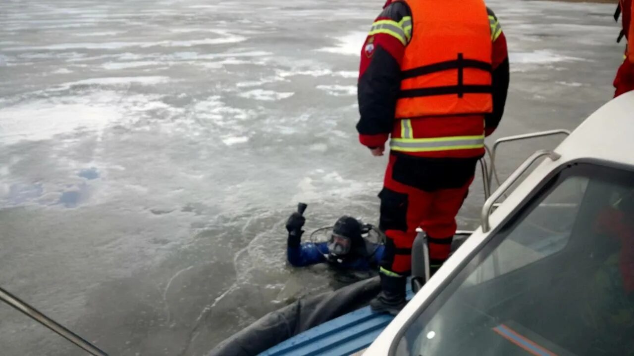 Утонул в волге. Спасение Волги. Спасателеи под водой.