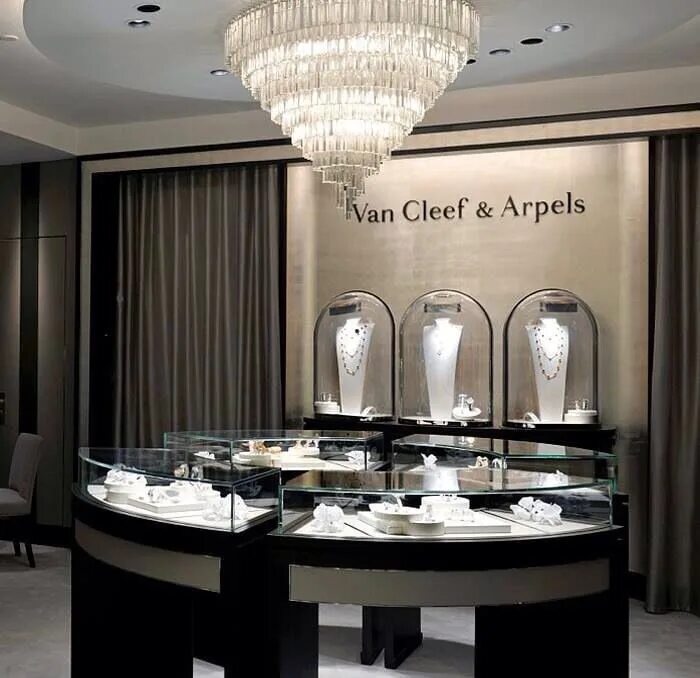 Магазин ван клиф. Van Cleef Arpels бутик. Van Cleef Arpels витрины. Van Cleef Arpels бутик Москва. Van Cleef & Arpels магазин.