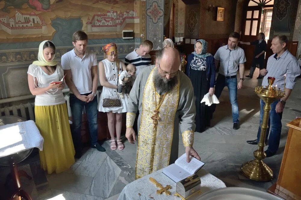 крещение взрослого человека в церкви. купания на крещение 2023 в истре. водосвятный молебен на крещение. крещение женщин в православном храме. крещение взрослого человека в церкви мужчины.