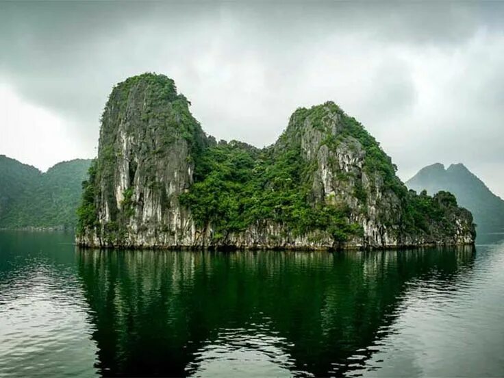 Best vietnam. Куангнинь. Halong Mountain. Величина Вьетнама фото.