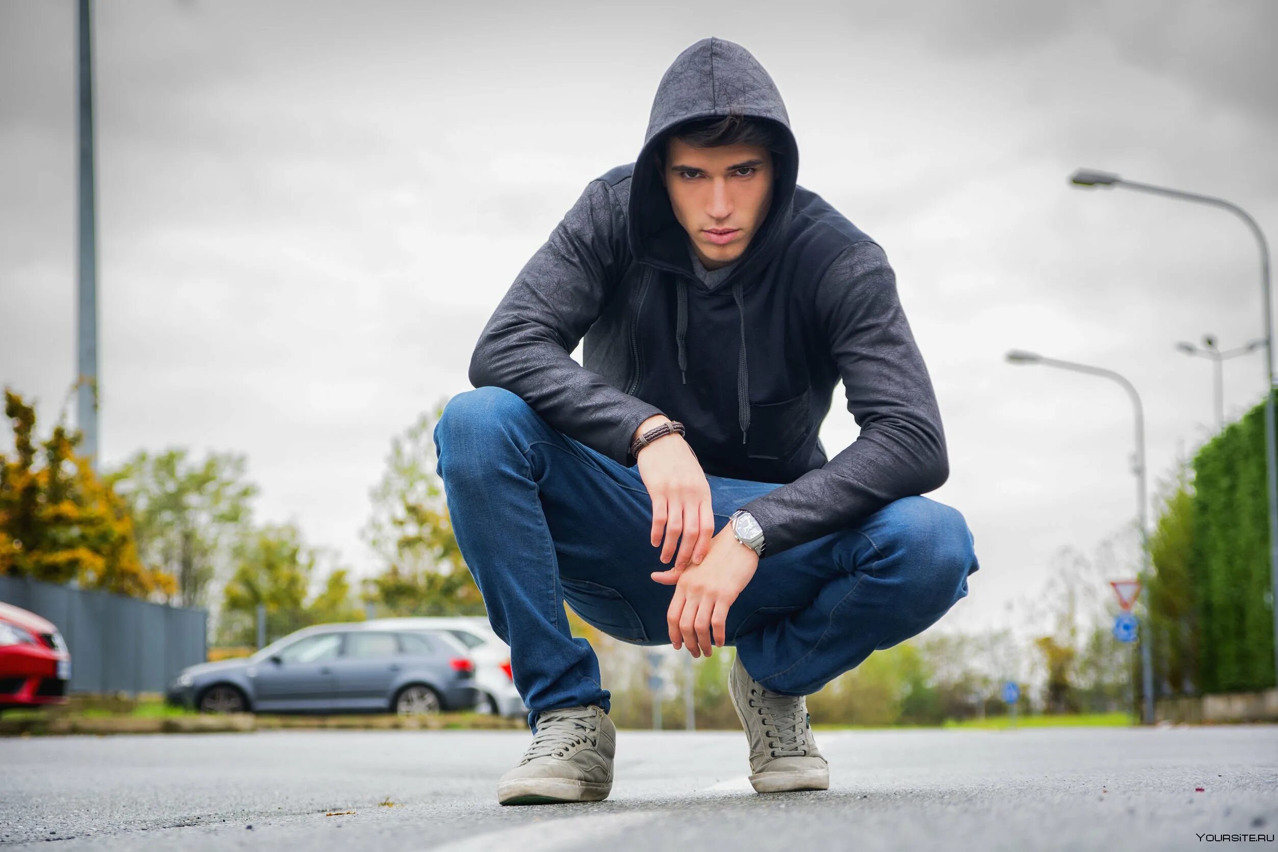 Сидящий парень на улице