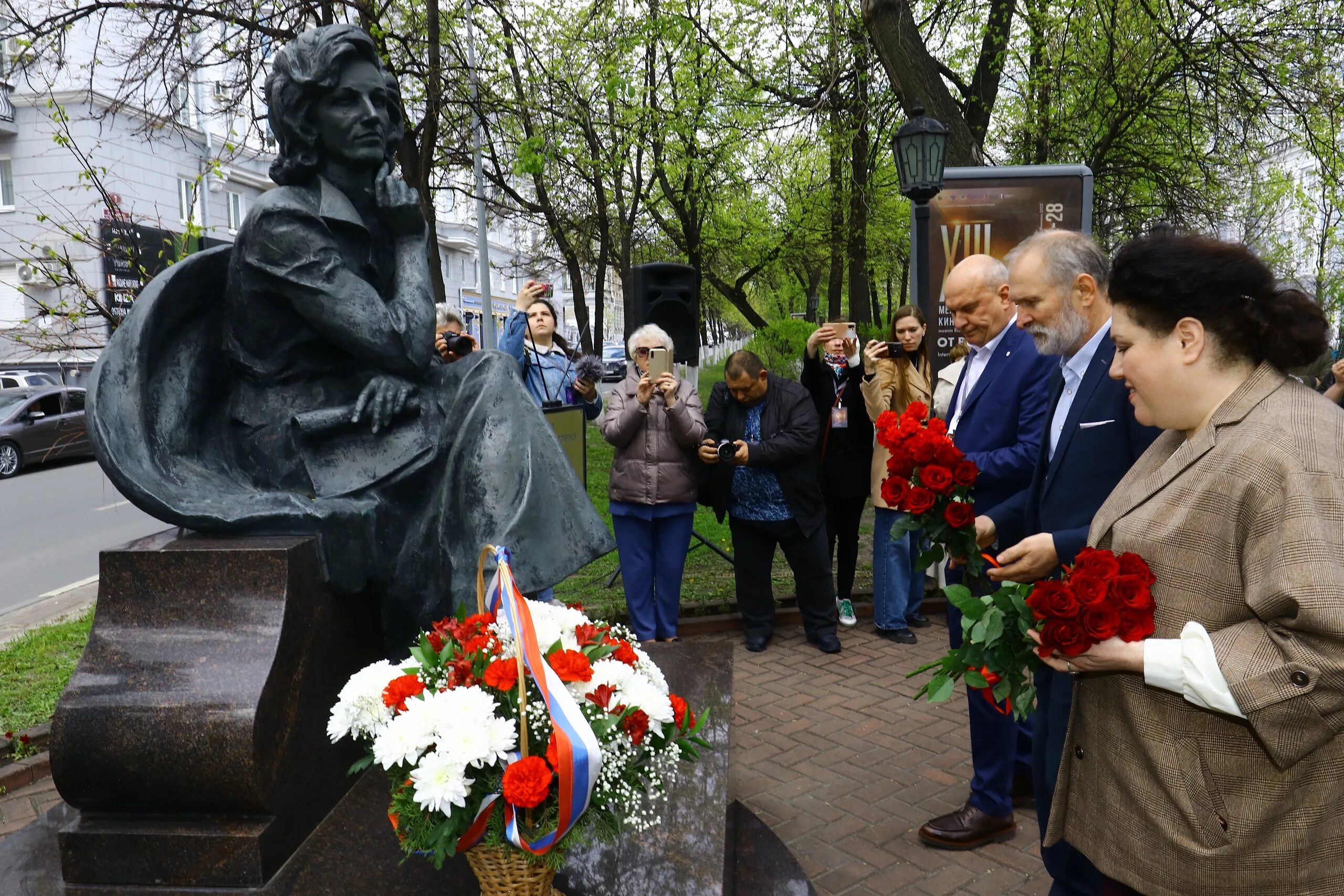 Памятник Валентине Леонтьевой в Ульяновске. Возлагать цветы к памятнику. От всей души сегодня гости