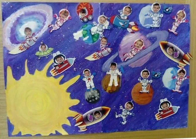 Первый космонавт средняя группа. Панно космос в детском саду. Коллективное панно космическое путешествие. Коллективное панно космос. Коллективная работа космос.
