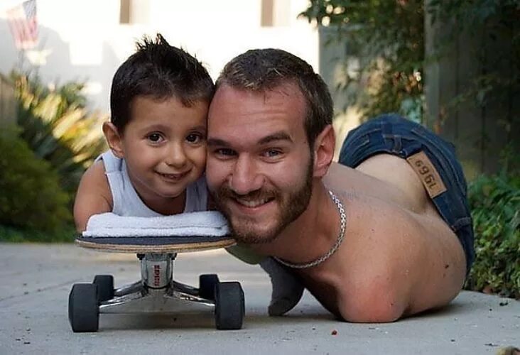 Человек родился без рук. Канаэ мияхара. Ник вуйчич с семьей. Ник вуйчич 2021. Без рук и без ног ник вуйчич.