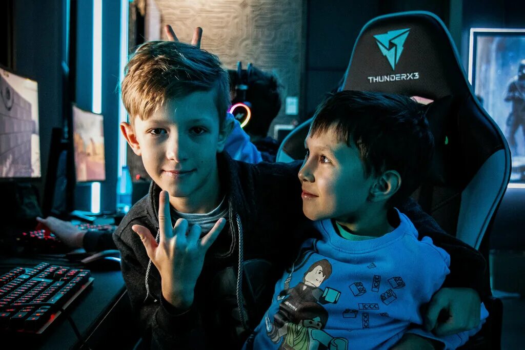 компьютерный клуб. фото из компьютерного клуба. компьютерный клуб. компьютерный клуб с людьми. игровой компьютерный клуб.