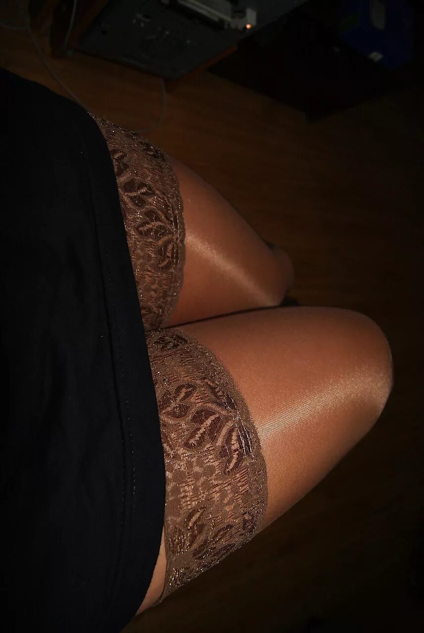 женские ножки на кровати. девушка в чулках без лица. ноги в офисе. ножки девушек в домашних. красивые ноги в колготках.