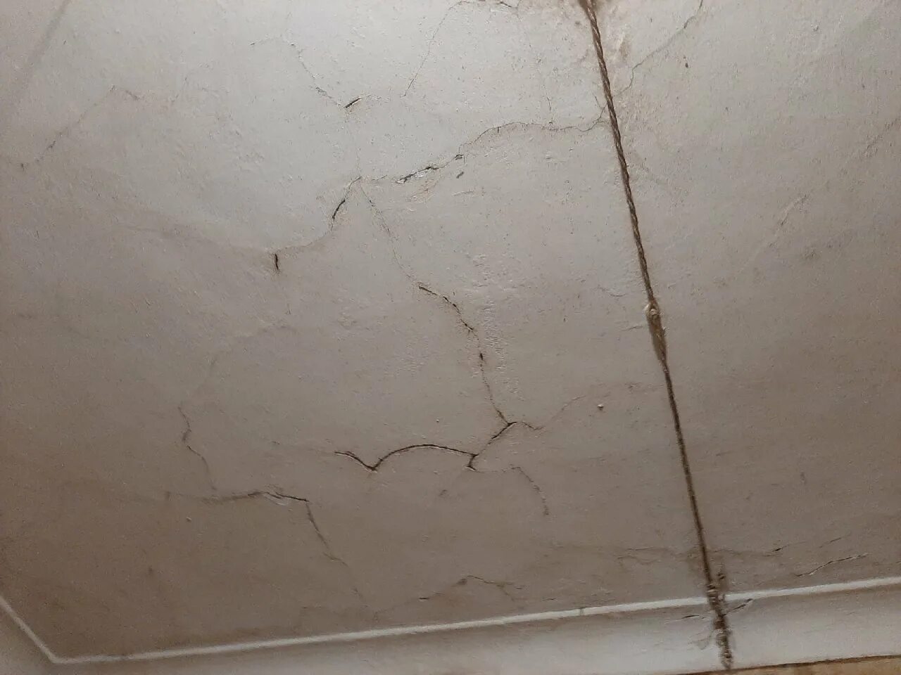 Старый потолок. Трещины на потолке. Потрескавшийся потолок. Трескается потолок.