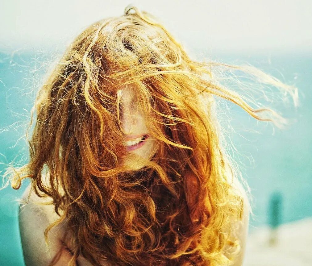 Развивающиеся волосы. Рыжие кудрявые волосы. Рыжие лохматые волосы. Девушка с развевающимися волосами.