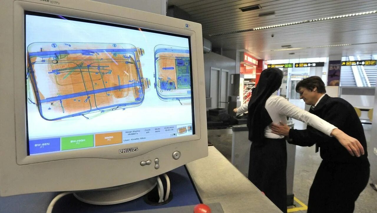 Досмотр багажа в аэропорту. Сканер в аэропорту. Сканирование багажа в аэропорту. Досмотр багажа рентгеном. Монитор контроль