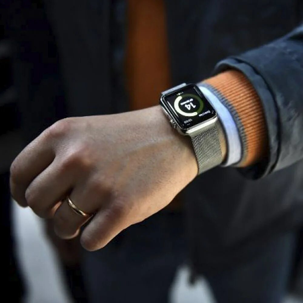 Швейцарские часы на руке. Часы на руке мужчины. Часы на руке. 516. Мужская рука с часами.