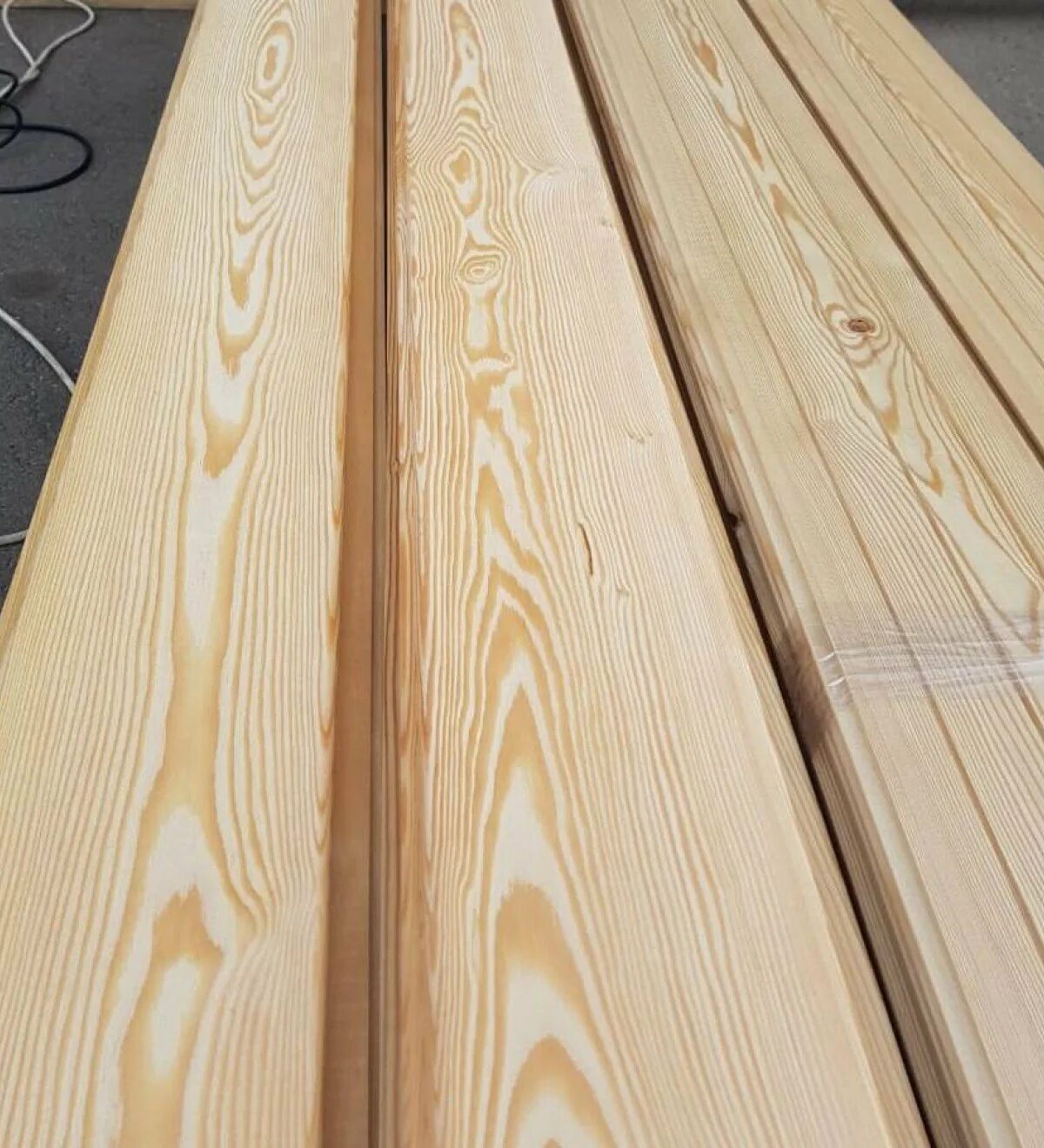 Строганный лиственница. Строганный лиственница. Доска лиственница строганная сухая 45х140х6000. Доска лиственница 50х150х6000 строганная. Доска 150 25 калиброванная сухая.