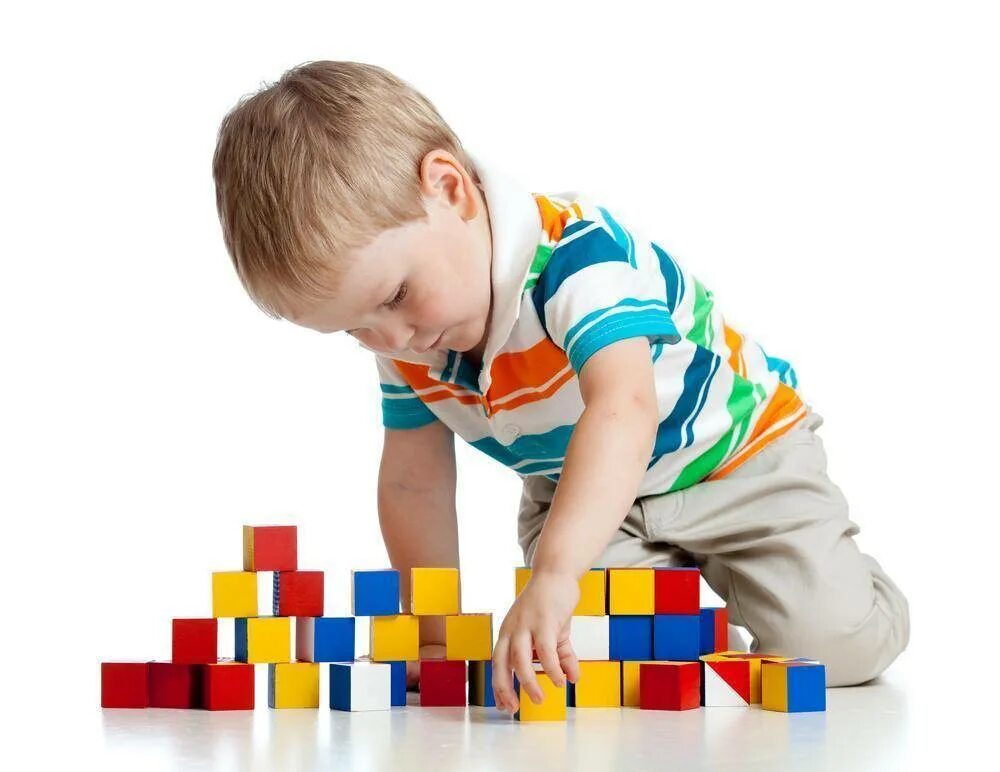 Кубики для детей. Дети играющие в конструктор. Мальчик с кубиками. Ребенок собирает кубики.