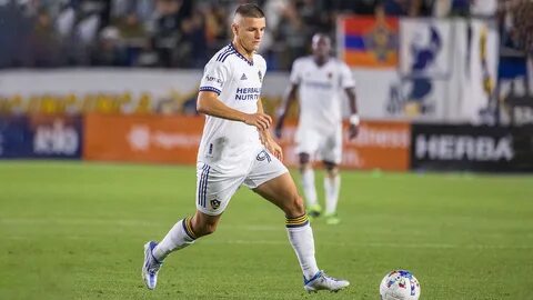 Нападающие fc24