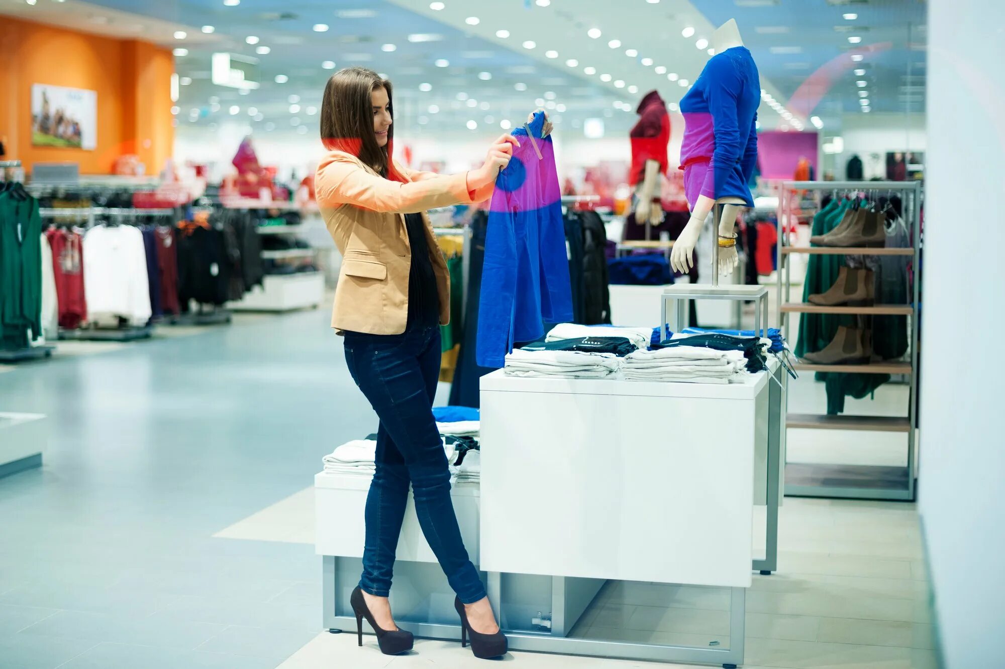 Go shopping for clothes. Женщина в магазине одежды. Покупатели в магазине одежды. Торговый центр одежда. Покупатель в магазине.