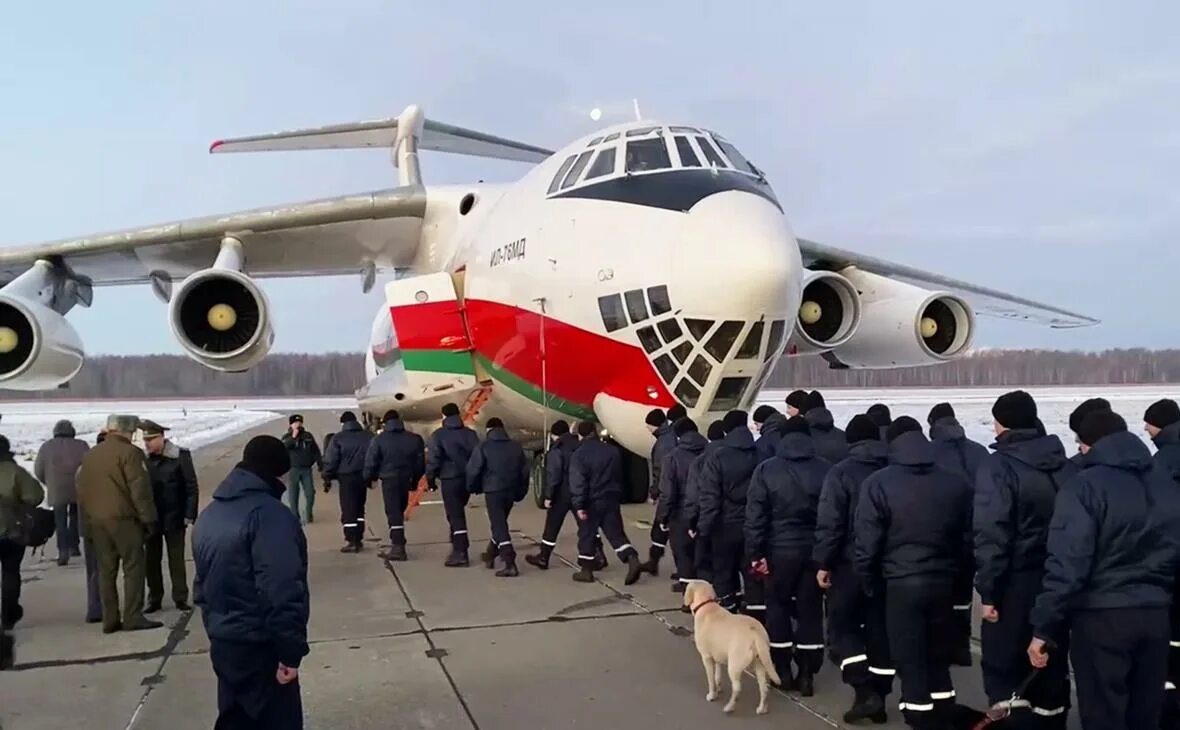 Самолет вылетевший в турцию. Люди в самолете. военно-транспортная авиация.