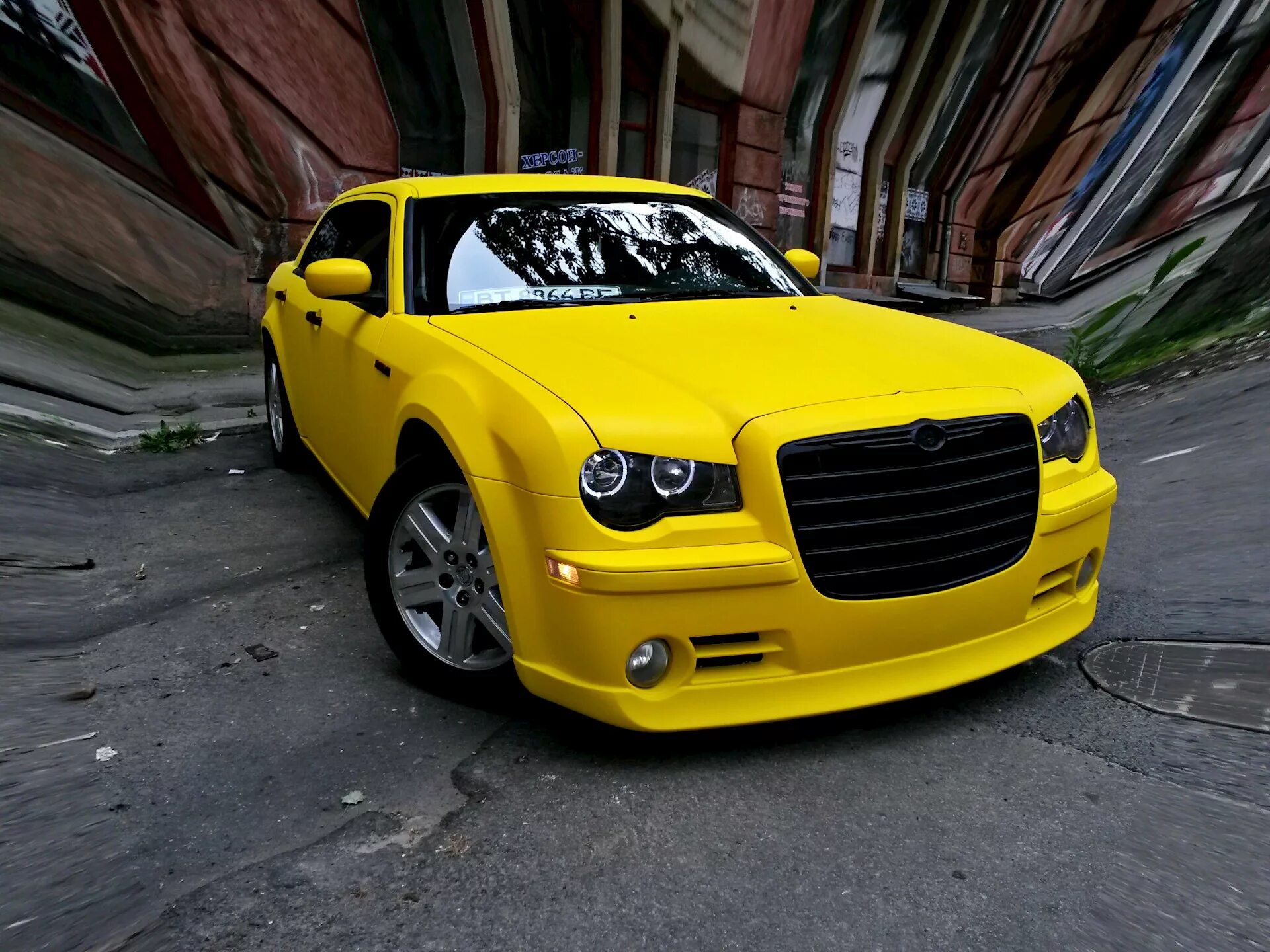 Тюнинг крайслера. Chrysler 300c Tuning. Крайслер 300с желтый. Chrysler 300c желтый. Chrysler 300 желтый.