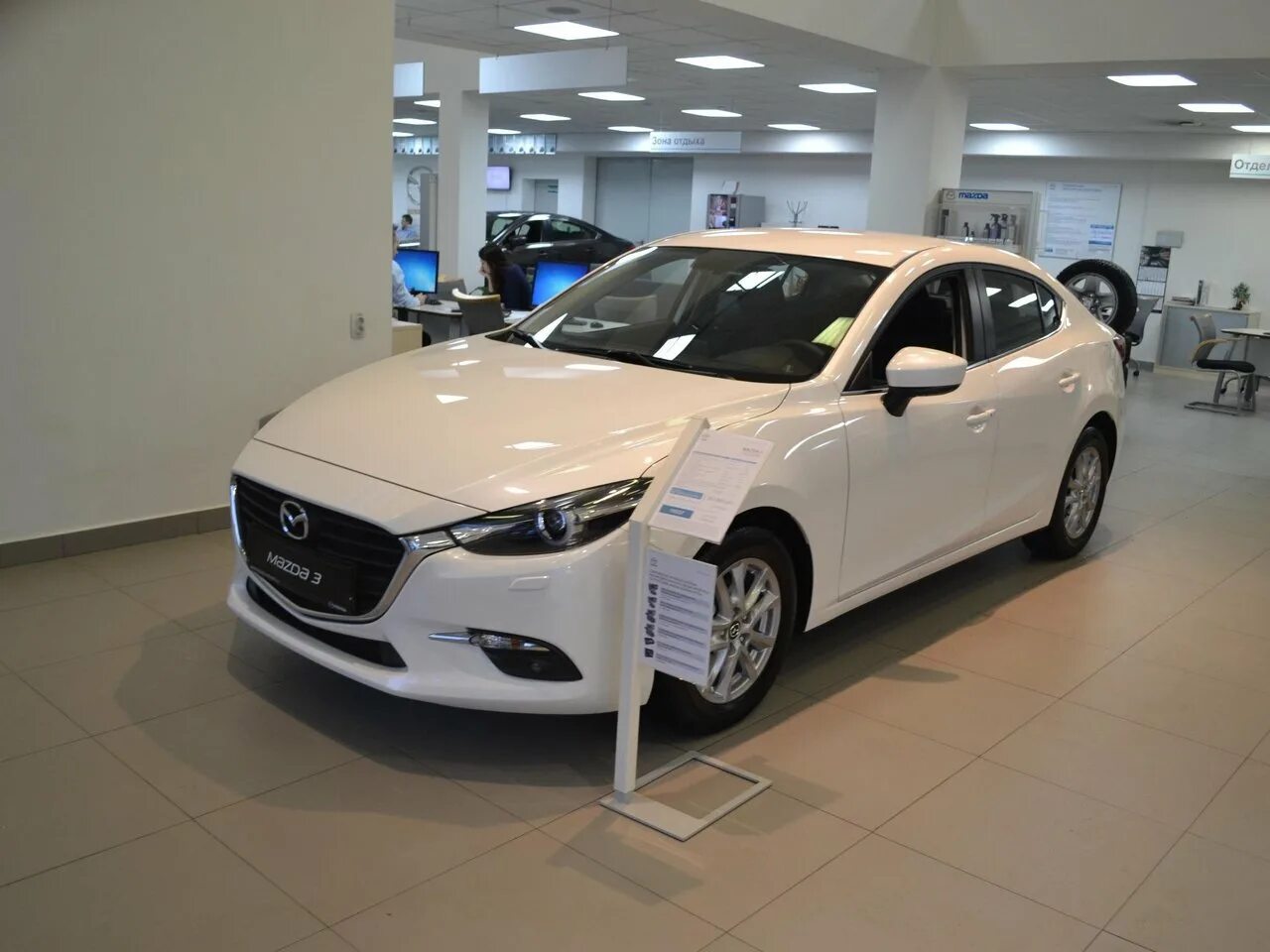 Mazda спб. Автосалон Мазда. Мазда 6 белого цвета 2017 в автосалоне.