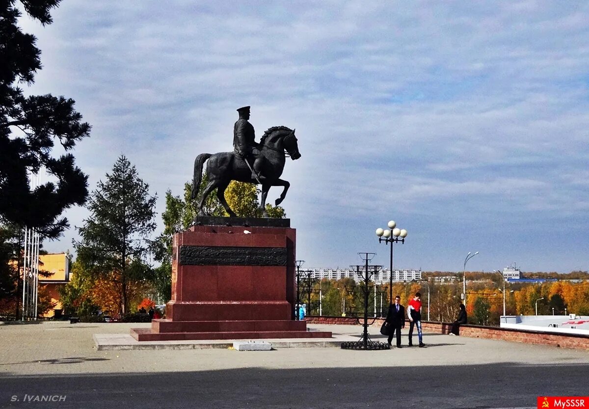 Жукова 1 иркутск. Памятник Маршала Жукова Иркутск. Памятник маршалу Жукову Иркутск. Памятник Жукову в Солнечном Иркутск. Памятник маршалу Георгию Константиновичу Жукову. В Иркутске.