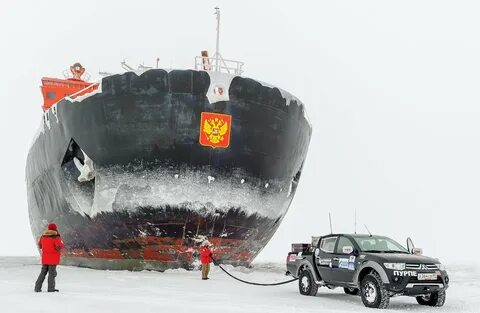 Ледокол промышлял во льдах белого моря