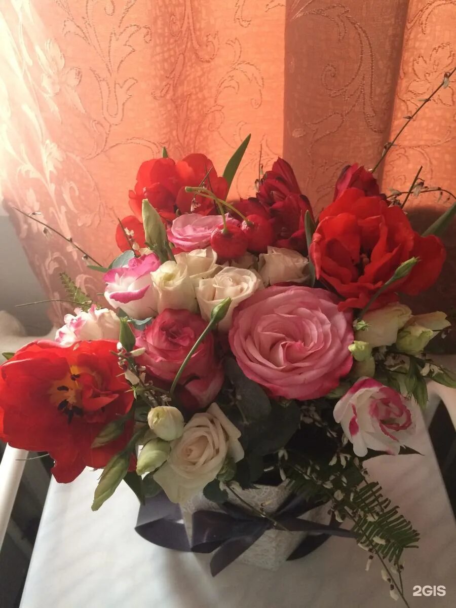 Сегодня мне подарили цветы. Букет цветов в домашней обстановке. Букет в домашних условиях. Реальные букеты цветов. Букет цветов дома.